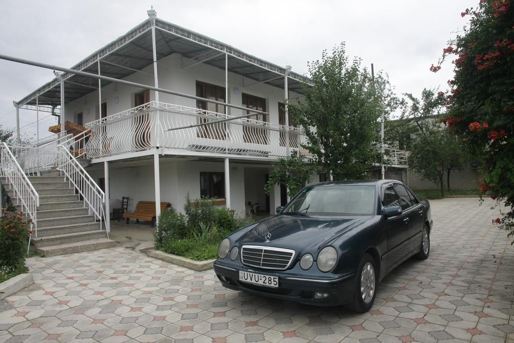 Guest House Nona Kutaisi Exterior photo