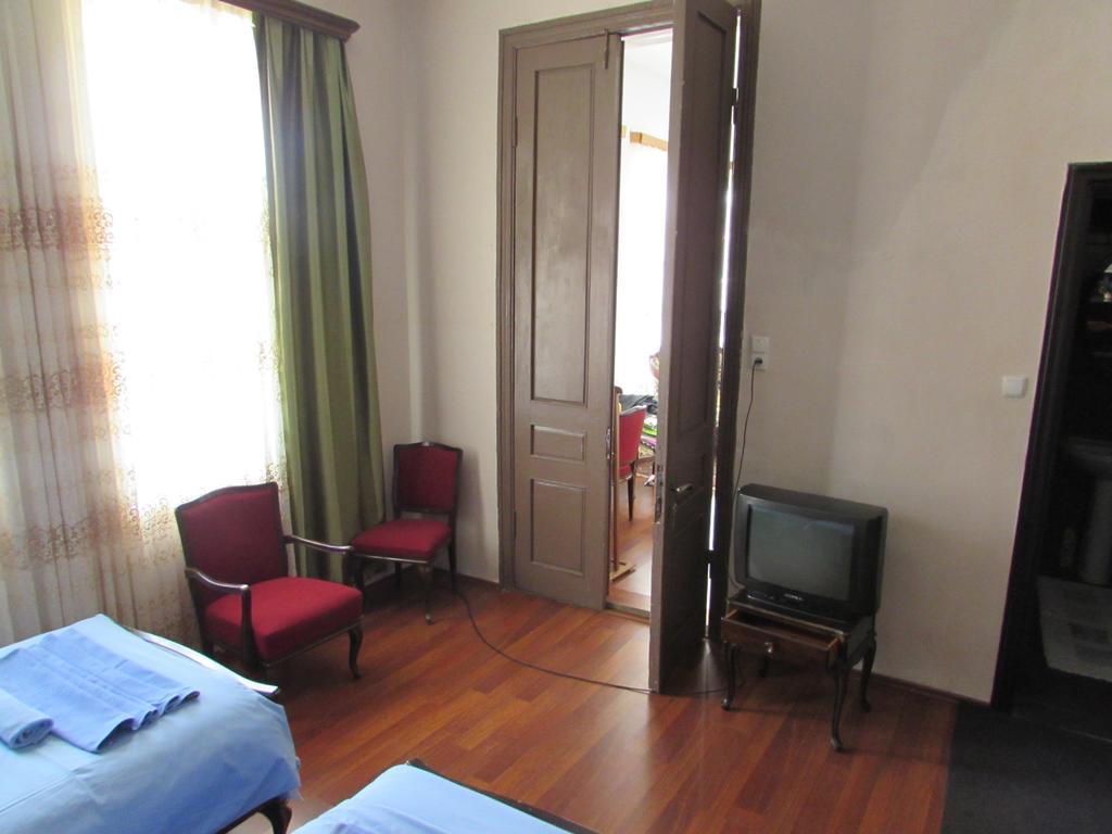 Guest House Nona Kutaisi Exterior photo